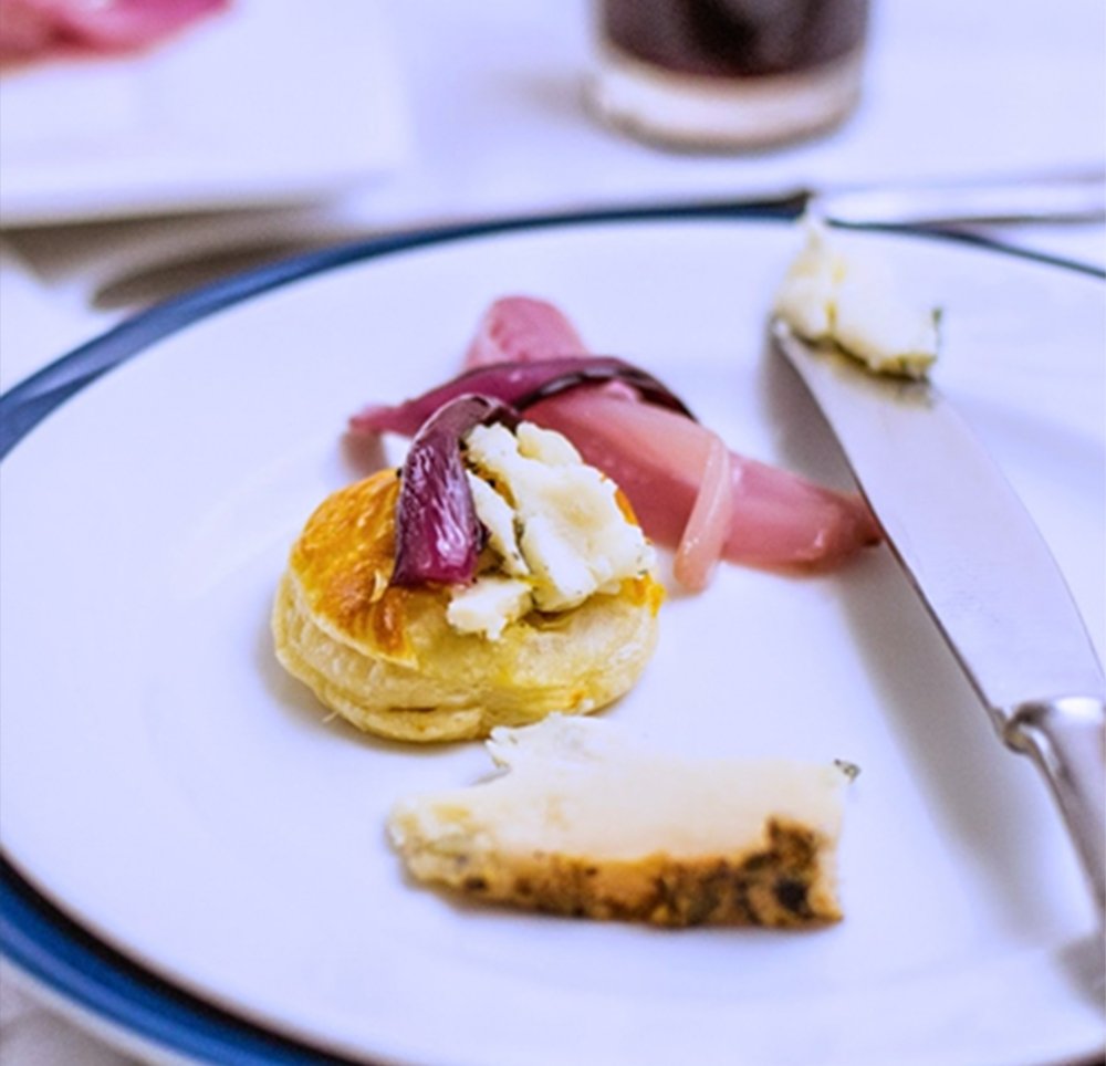 Puff pastry and spice crackers with marinated Radicchio Rosso di Treviso PGI and Toma Blu alle Erbe